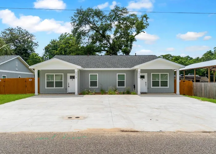 A Stylish Newly Modern Duplex Near Downtown
