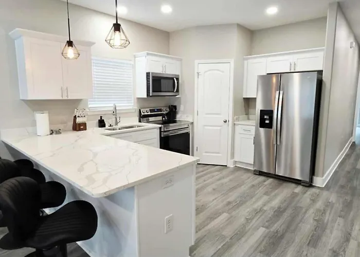 A Stylish Newly Modern Duplex Near Downtown Apartment *