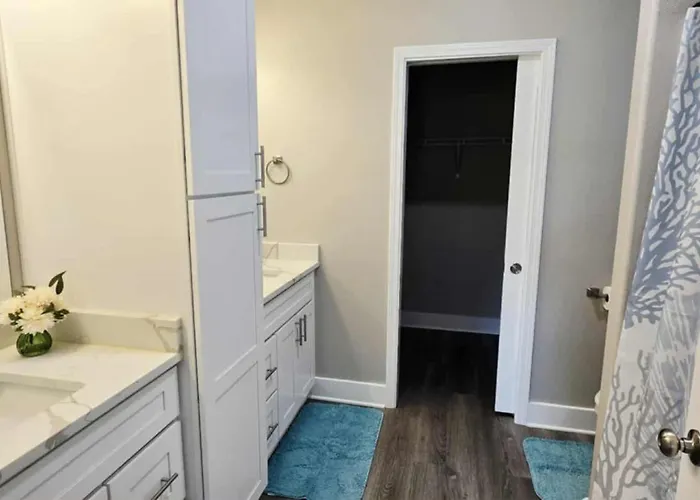 A Stylish Newly Modern Duplex Near Downtown Apartment Pensacola