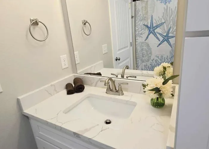 A Stylish Newly Modern Duplex Near Downtown