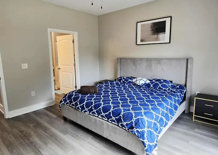 A Stylish Newly Modern Duplex Near Downtown