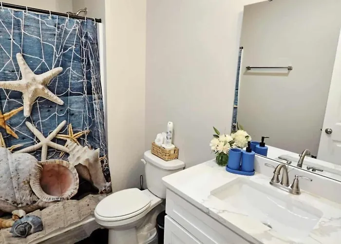 A Stylish Newly Modern Duplex Near Downtown Apartment *